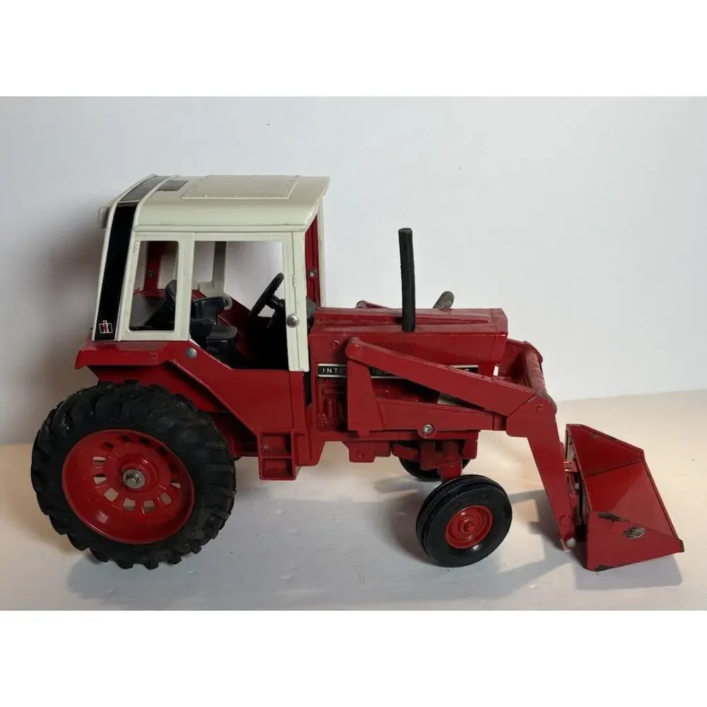 Ertl International 1586 w/loader 1/16 Die-cast Farm Tractor W/Pull Behind Wagon